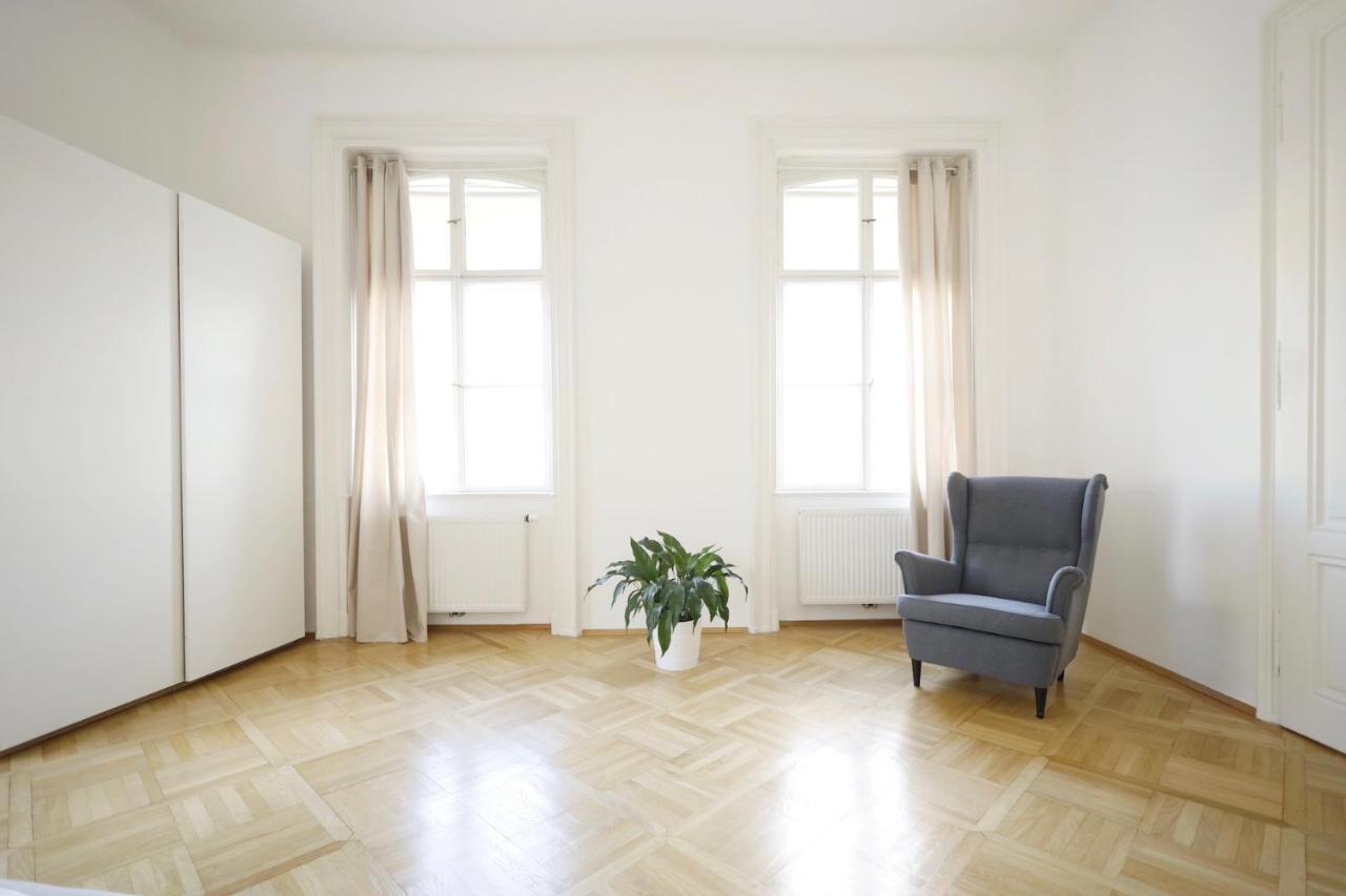 Heymi Apartments Oper Wina Bagian luar foto
